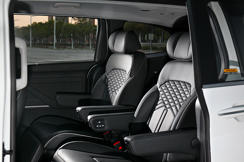頂規車型才有的左側感應式電動滑門,開啟後就是兩張舒適的獨立座椅等著你。