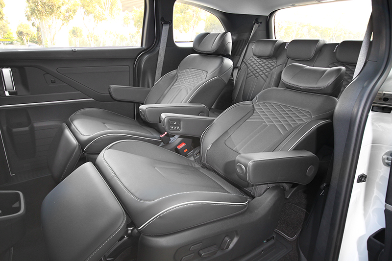 睡眠模式可呈接近躺平狀態,搭配電動腿靠設計可說相當舒適。