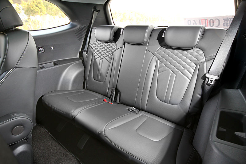 正七人座MPV、4,950mm車長與3,055mm軸距,第三排當然也有寬敞舒適的乘坐感受。