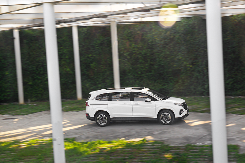 懸吊略偏硬朗,因此行路過程沒有過多晃動整體表現相當舒適,細微碎震則有進步空間。