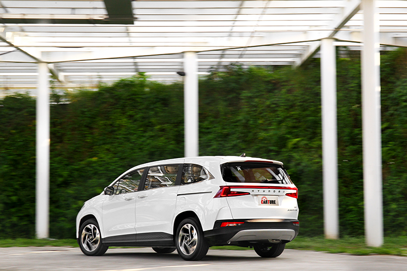 畢竟是MPV車型,轉彎時仍有高重心帶來的側傾。