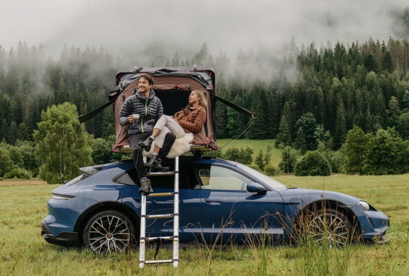 睡在車頂帳伴著漫天星空美景入睡是活動的重大吸引力