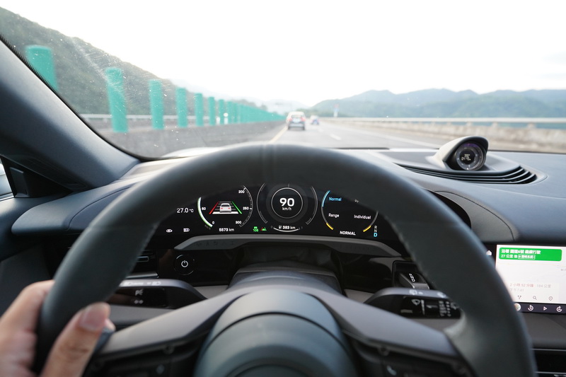 內湖到南投日月潭的里程約200公里,按儀表上的續航里程顯示大概可行駛360公里左右