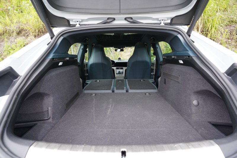 若後排座椅全部放倒，最大1,212公升的置物容積擺放長型物品及大型裝備也不成問題
