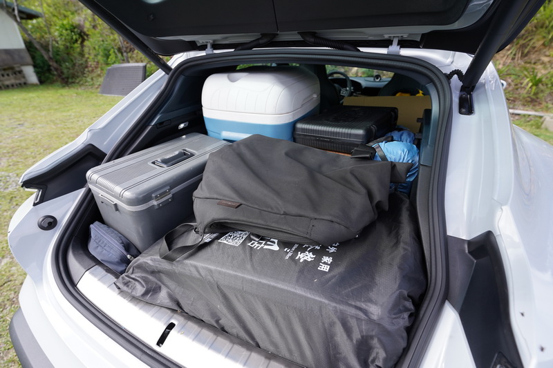 這次攜帶的裝備除了基本的帳篷、地墊、睡袋、天幕、鍋具、個人行李之外還帶了體積不小的移動式冰箱