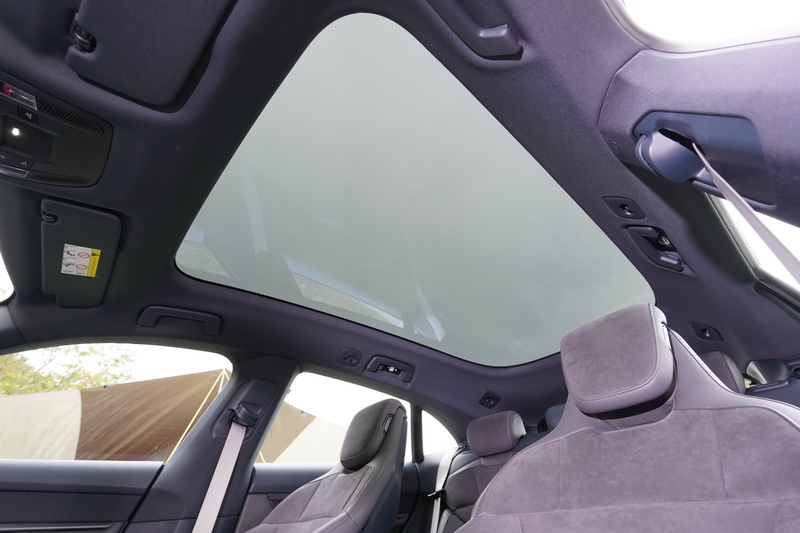 試駕車選配有全景式玻璃天窗,在無光害的環境中免下車便能欣賞到漫天星斗