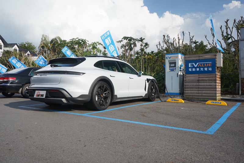 離清境最近的快充點只能到日月潭的EVAULE中潭站，此處的CCS1直流充電樁為120 kW