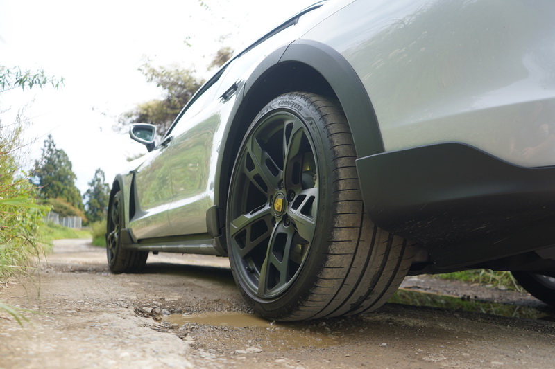 試駕車選配了越野套件，若將底盤抬至最高其距地高度可達17.6公分之多