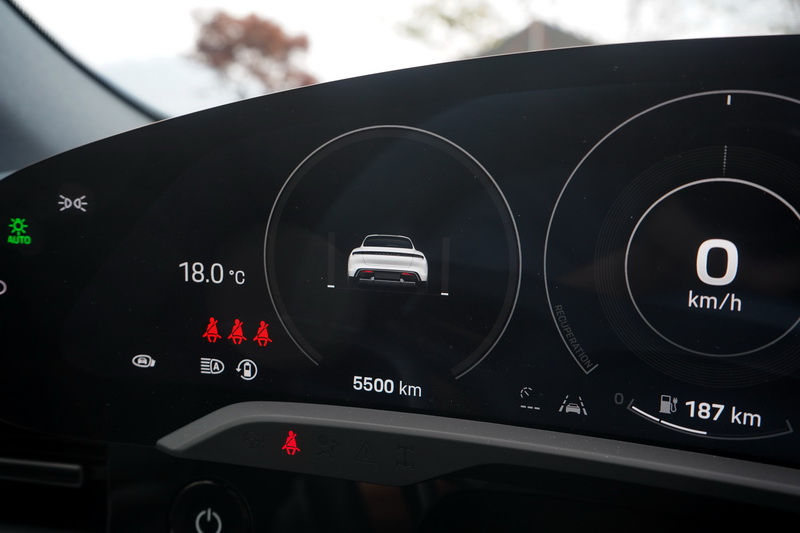 試駕車選配有PDCC主動式防傾穩定系統，在蜿蜒山路上有效抑制側傾讓乘客坐起來更加舒適