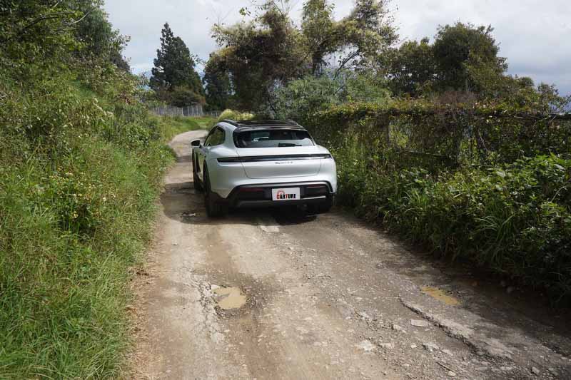 在底盤抬升系統的幫助下,應付低難度的非鋪裝路面不必擔心磨到底盤