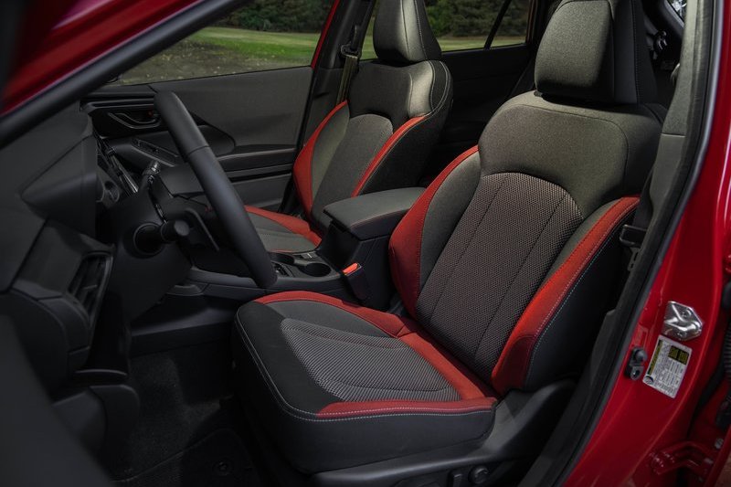 Impreza RS配備具有加熱功能的運動化座椅。