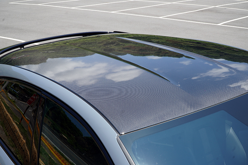 碳纖維車頂可有效降低車頂重量,有助於降低重心。