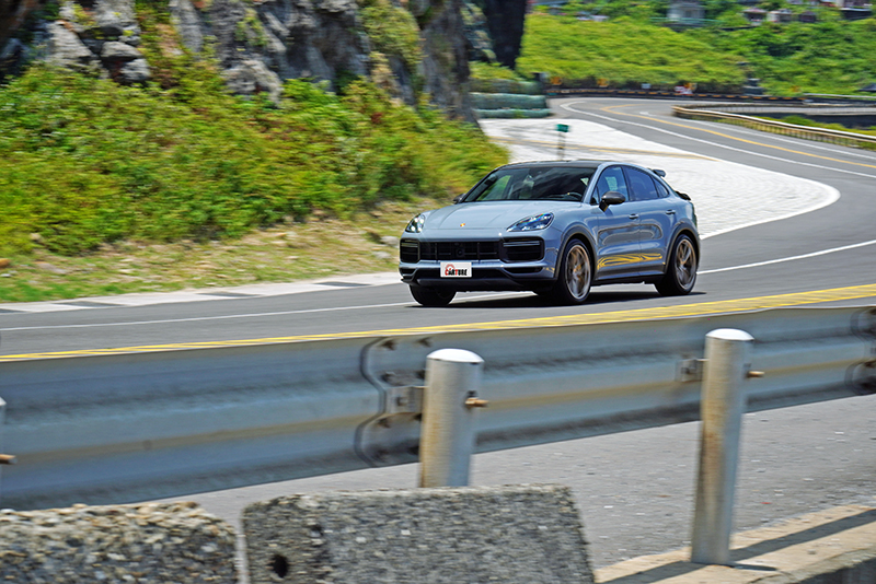 Cayenne Turbo GT的彎道穩定性好到讓人匪夷所思。