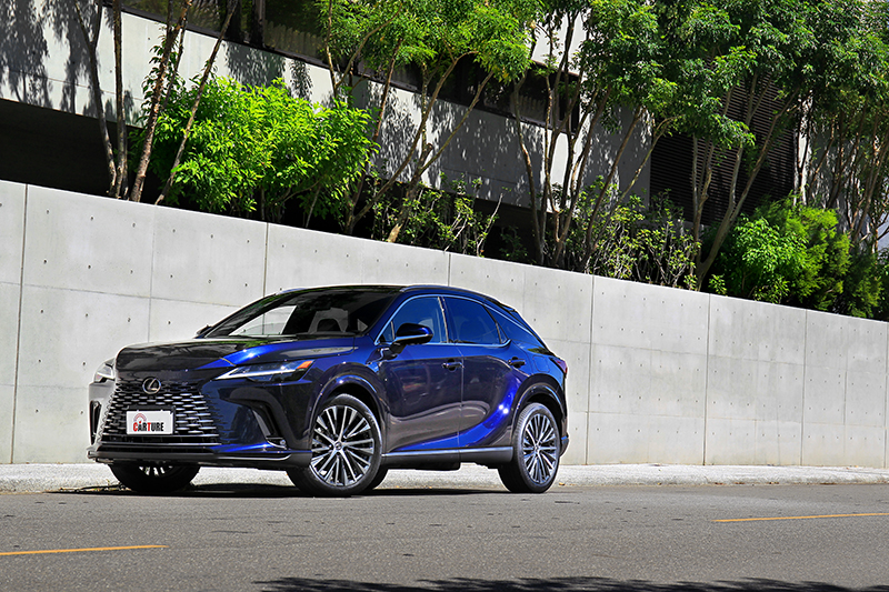 大改款RX的面容仍延續過往熟悉的Spindle Grill紡錘型水箱護罩元素