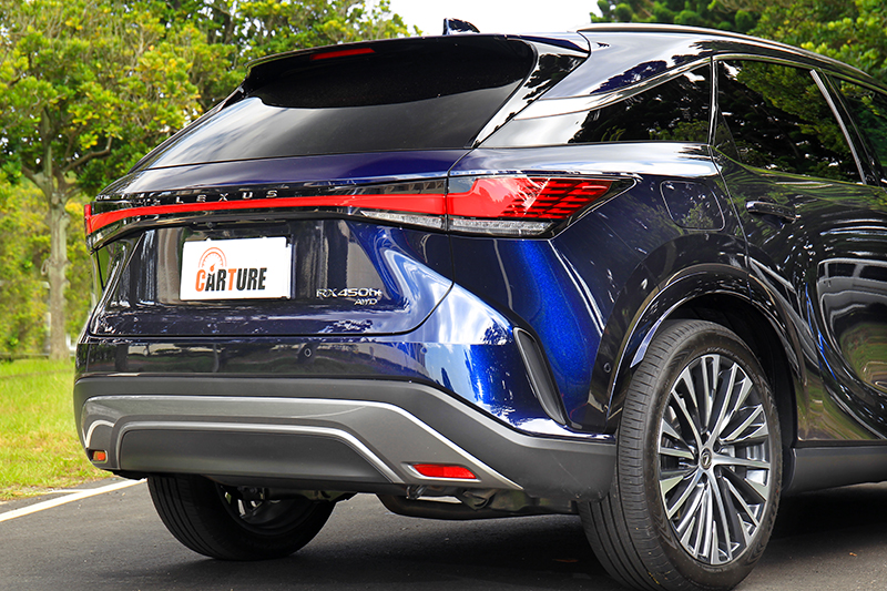 尾燈以細長貫穿式LED漸層光搭配微微上揚的類Coupe鴨尾造型有助於修飾寬大尾部輪廓