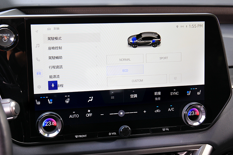 試駕車為450h+旗艦版，中央觸控螢幕配置的是14吋規格，並將大部分的實體按鍵整合在內