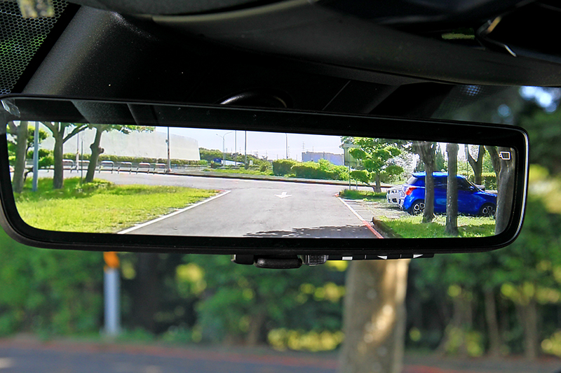 全景天窗、車內數位後視鏡、後窗遮陽簾、後座加熱/通座椅等皆是450h+旗艦版的標配項目