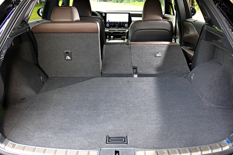 後廂無論高度、寬度及縱深都比前代增加不少，即便在滿座狀態下仍擁有612公升的置物容積
