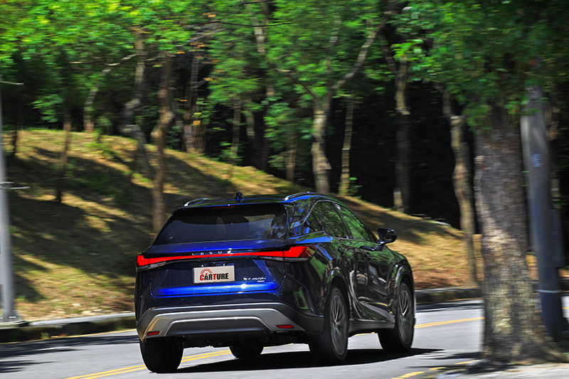 新世代RX對照過往動態反應，無論在車身抑制或高速過彎的重心轉移皆有更穩定的效果