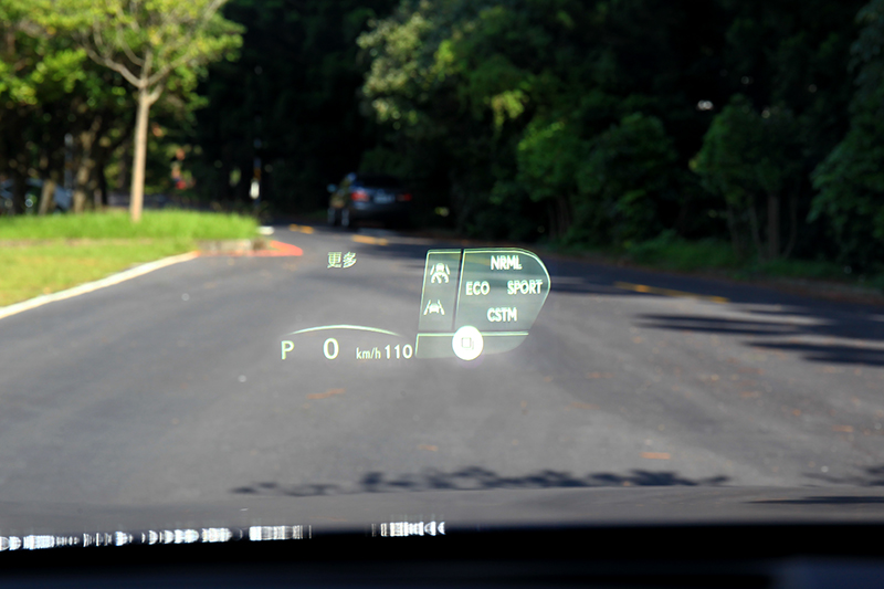 AVS可變阻尼懸吊在不同模式及路面狀態，系統會自動對懸吊進行即時調整