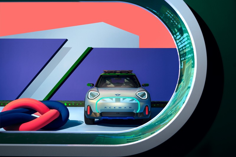 偽裝測試車頭尾燈、水箱護罩與車身防刮飾版都和概念車相似。