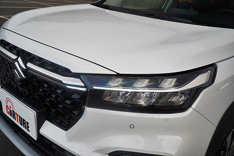 大型化鋼琴烤漆水箱護罩間中佐以鍍鉻飾條及廠徽貫穿展新意,兩旁炯炯有神的序列式鑽形LED頭燈則透過延伸手法連為一氣。