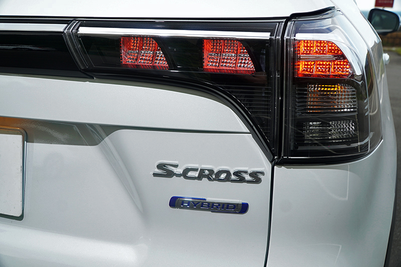 車尾具備橫亙意象的LED尾燈,與前方造型意象遙相呼應。