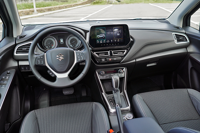 如刀刃般的多層次線條不僅構建出座艙的質感設計配置,同時依舊講究雅緻人文氣息。