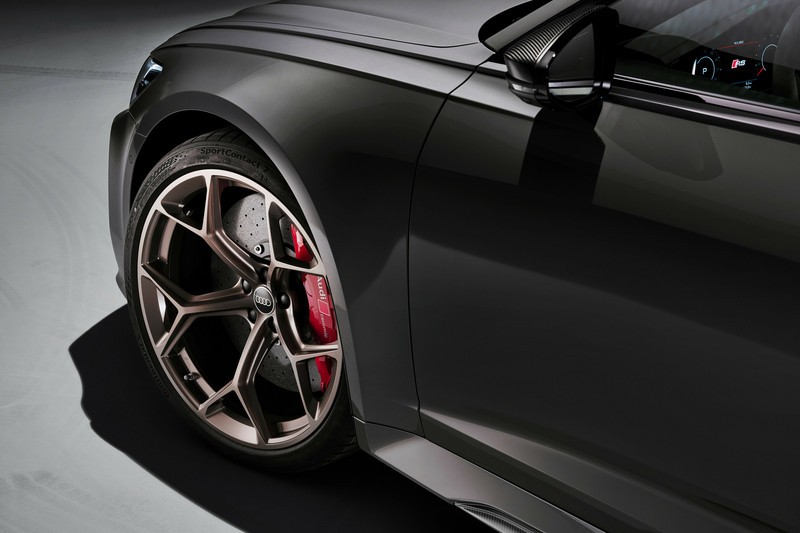 RS 6 Avant Performance提供輕量化22吋輪圈。