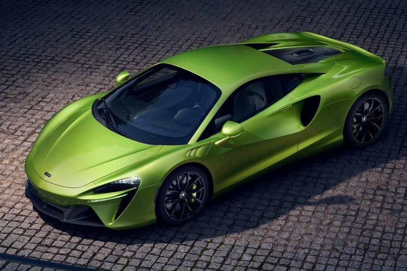 McLaren向Mumtalakat出售古董車來換取現金,目的要替Artura進行技術升級。