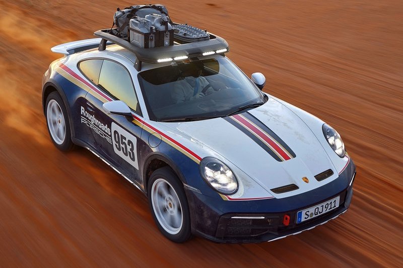 拉力賽設計套件為選配項目,其白色、金屬龍膽藍色與紅金線條等烤漆共計需花費34小時才能完成,