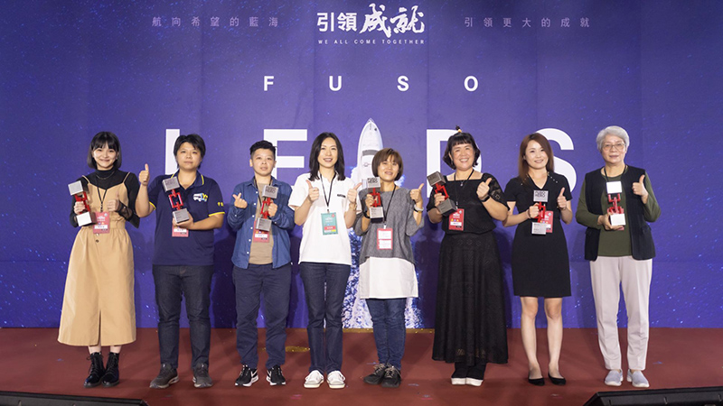 為家庭與工作皆扮演重要角色的女性所規劃的「引領女力組」得獎者 (左4為台灣戴姆勒亞洲商車 董事長 林純姬)。