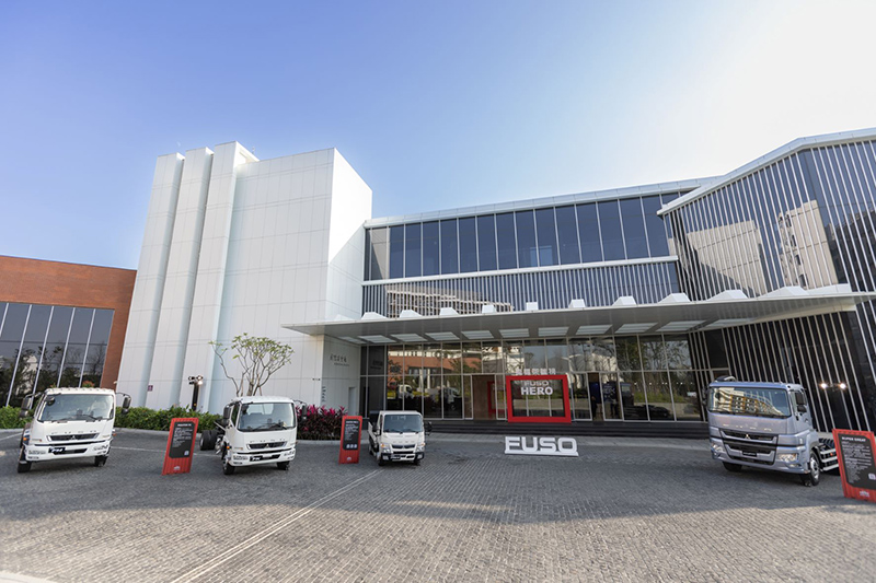 FUSO明星車款來助陣,為運輸英雄們增添光彩,左起為FIGHTER 18噸底盤車、FIGHTER 13.5噸底盤車、CANTER PRO5、35噸 SUPER GREAT。其中,CANTER PRO5全車系可加裝升降尾門,實為頭家首選好夥伴!