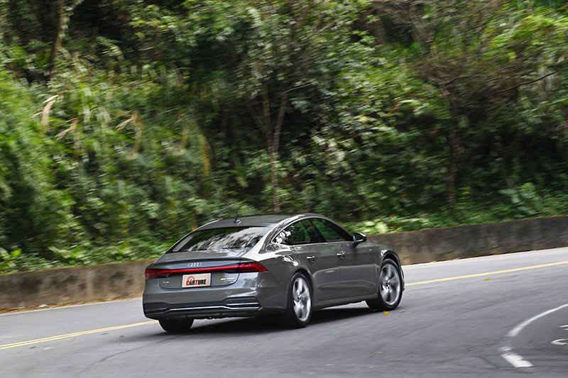 雖沒配置電子懸吊，但無妨，因A7 Sportback 55 TFSI先天就已有出色的操控。