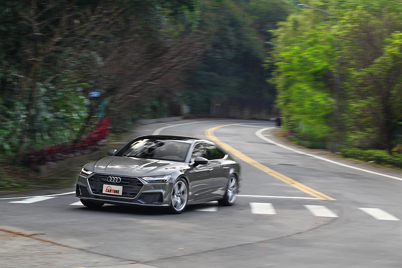 quattro智慧型四輪驅動讓人可放心快速的在山路奔馳。