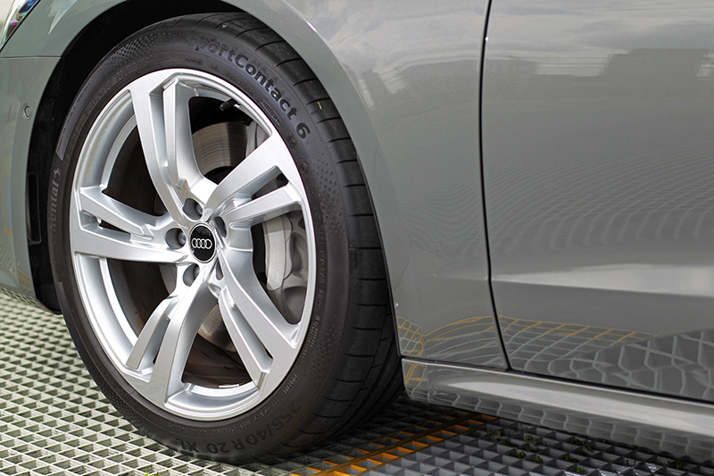 圈胎採255/40 R20。