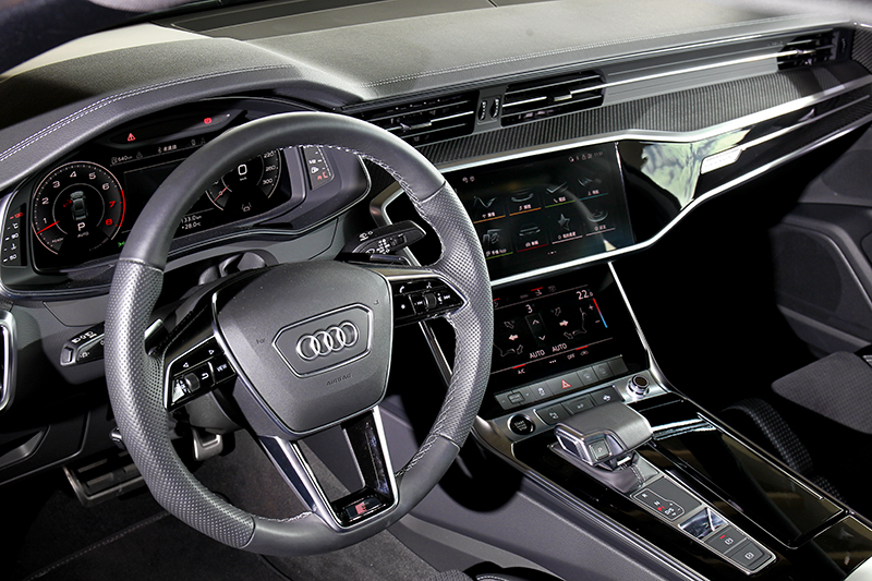 A7 Sportback 55 TFSI與A7 Sportback 45 TFSI，差異就是55 TFSI車型配備碳纖維飾板。