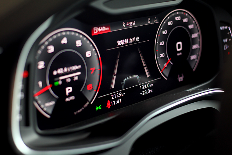 12.3吋數位儀表提供的地圖、油耗、車距與車道維持等資訊。