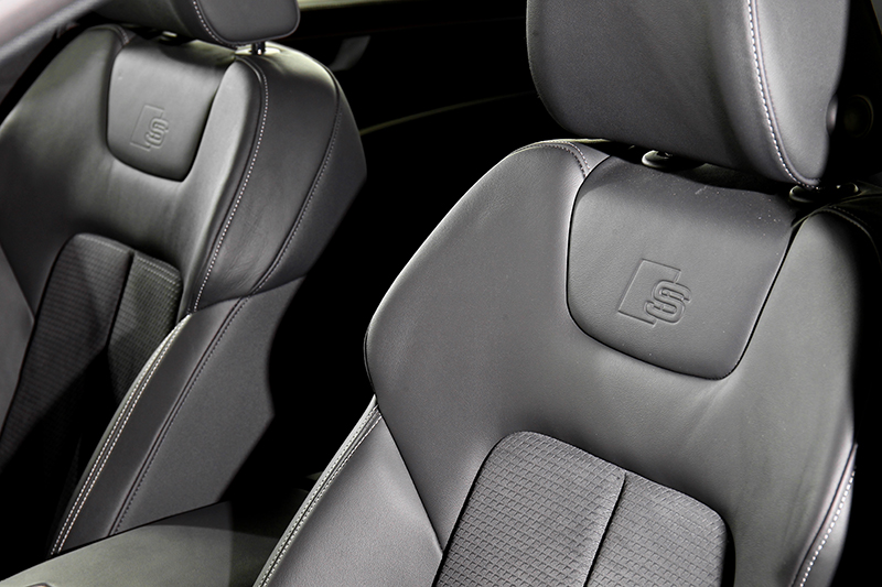 跑車座椅提供操駕及乘坐所需包覆與舒適性。