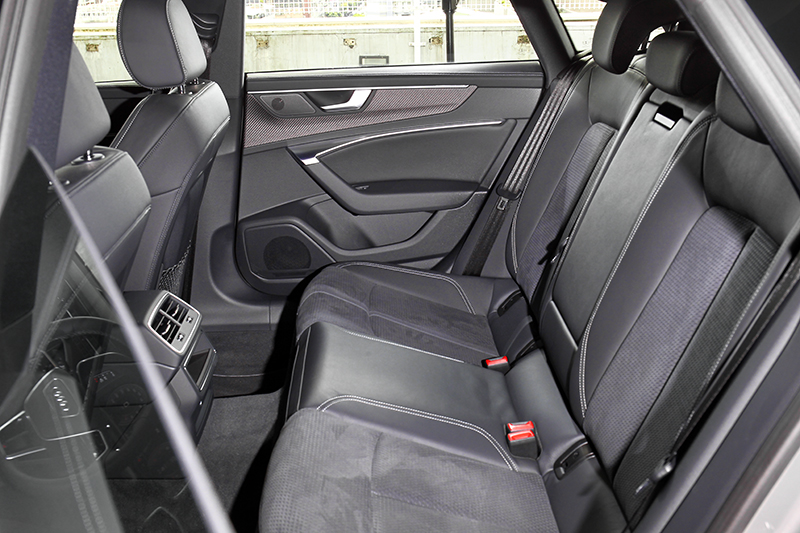 2,932mm軸距讓後座也有寬敞空間。