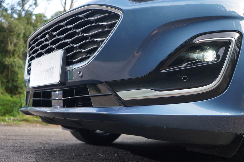 霧燈框外圍同樣以鍍鉻飾條延伸至保桿下緣作為提升質感之手段