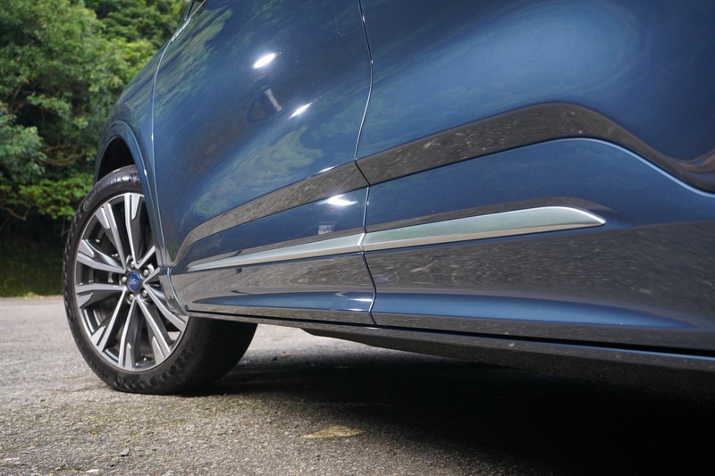 側裙同樣以鍍鉻飾條點綴提升視覺質感