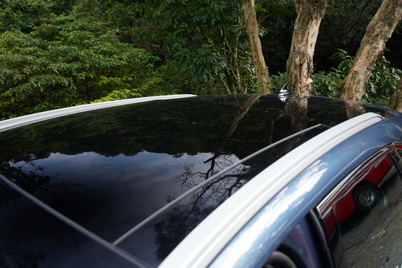 車頂部分採以鏡面玻璃材質搭配銀色行李架