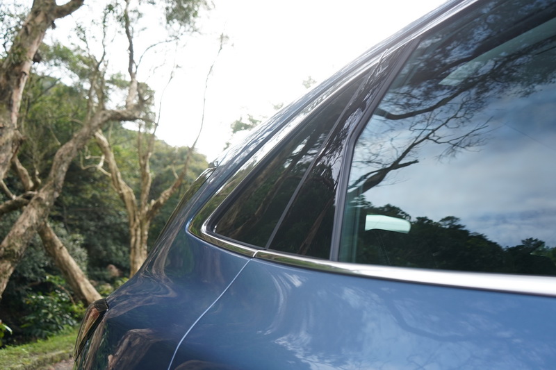 車窗框改以環狀亮銀鍍鉻框飾提升精緻度