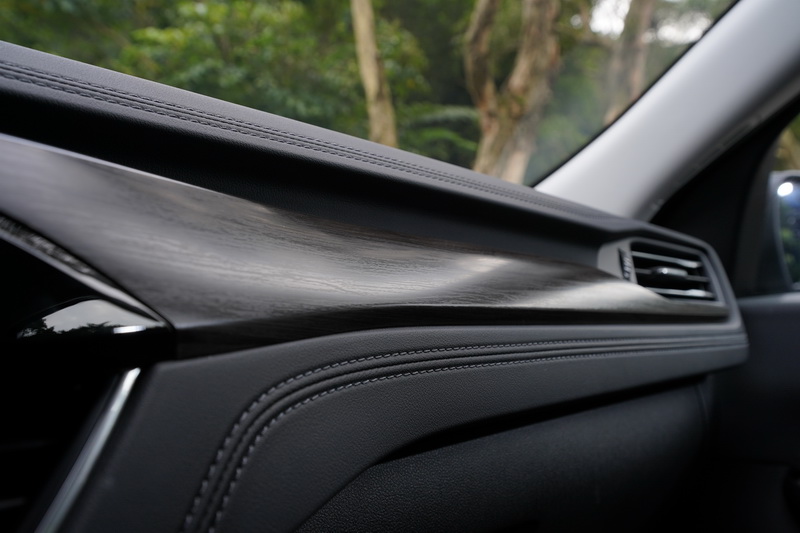 控台換上了質感更為強烈的木紋內飾板