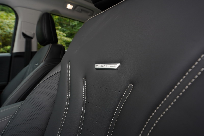 特殊的Arona六邊形壓花搭配銀色滾邊縫線同樣對於質感提升有著莫大助益