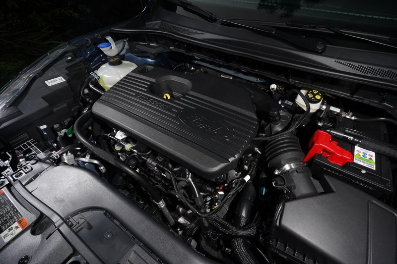 動力同樣採用的是可輸出250匹馬力的2.0升四缸渦輪增壓引擎