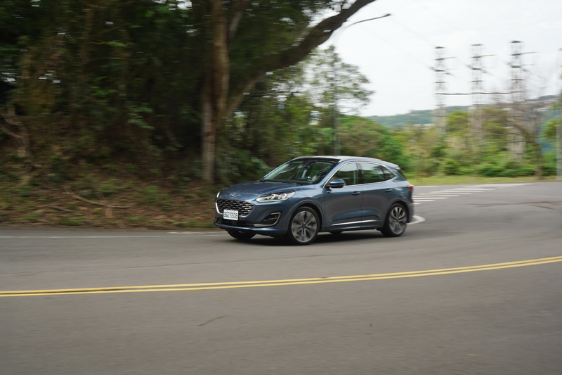 偏舒適的懸吊設定在過彎的側傾抑制確實不如ST-LINE來的優異