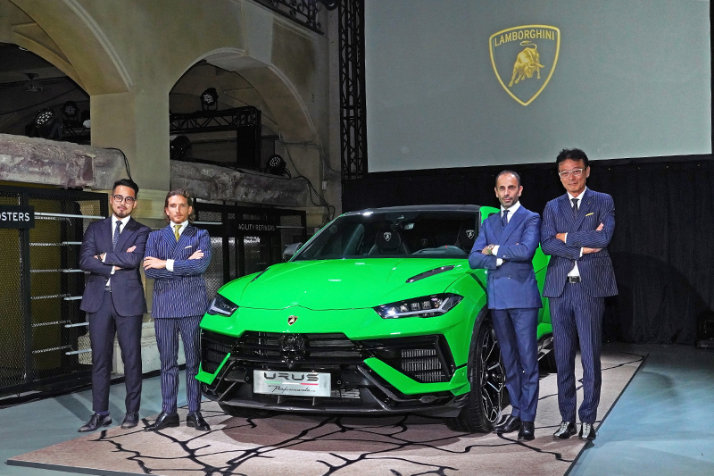 左至右:Lamborghini Taipei品牌代表趙志剛、Automobili Lamborghini亞太區銷售經理Raffaele Garribba、亞太區總監Francesco Scardaoni、Lamborghini Taipei總經理趙一葵合照。