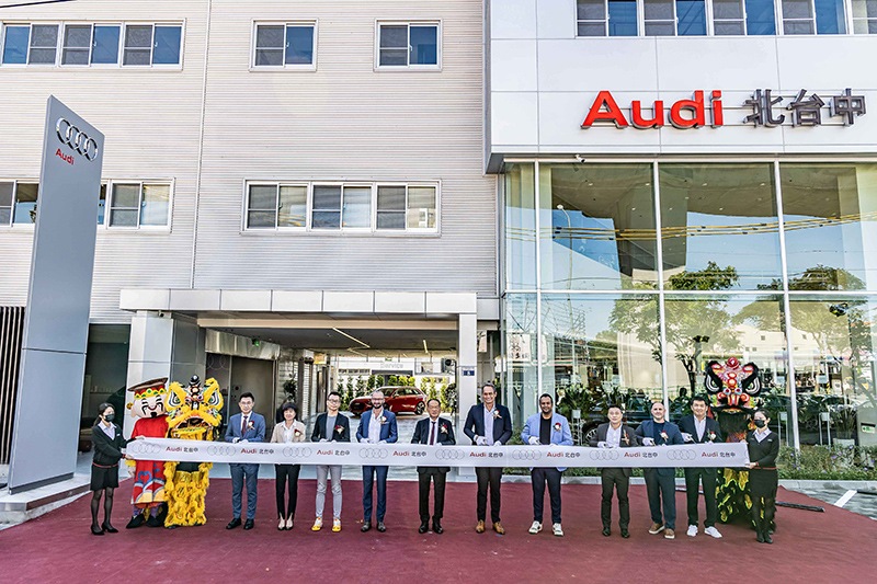 右起:台灣奧迪行銷處長石田英明、台灣奧迪售後服務暨通路發展處長 Frank Lohwasser、台灣奧迪授權經銷商 和順利汽車 總經理 許景翔、台灣福斯集團暨台灣奧迪總裁安薩瑞 Rahil Ansari、AUDI AG 德國總部海外銷售副總裁 André Konsbruck、台灣奧迪授權經銷商 和順利汽車 董事長 廖祿彰、AUDI AG 德國總部海外區域市場總監 Alexander von Waldenburg-Dre